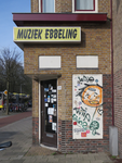 829256 Gezicht op de entree van Muziekhandel Ebbeling (Amsterdamsestraatweg 435) te Utrecht, met rechts een paneel vol ...